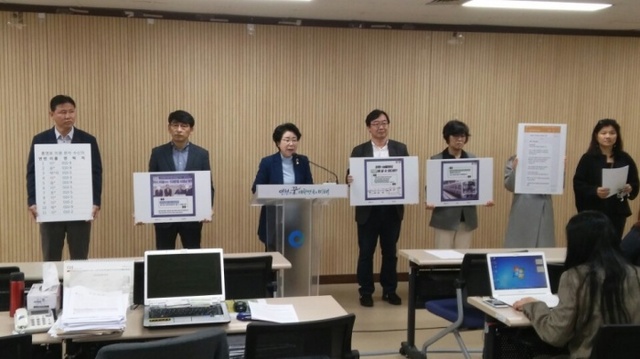 ▲ 사본 -(04.05)홍미영 인천시장 예비후보가 5일 인천시청 브리핑룸에서 특정 후보를 노골적으로 지지한 홍영표 민주당 시당 공천관리위원장의 사퇴를 촉구하고 있다.