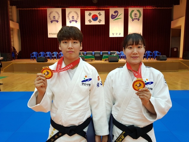 ▲ 2018 전국실업유도최강전 여자 70㎏급 우승자 정혜진(오른쪽)과 78㎏급 1위 윤현지.안산시청 제공