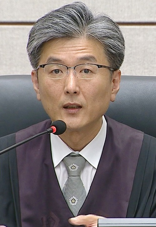6일 오후 서울 서초구 서울중앙지법 417호 대법정에서 열린 박근혜 전 대통령의 국정농단 사건 1심 선고 공판에서 김세윤 판사가 판결문을 읽고 있다.연합뉴스