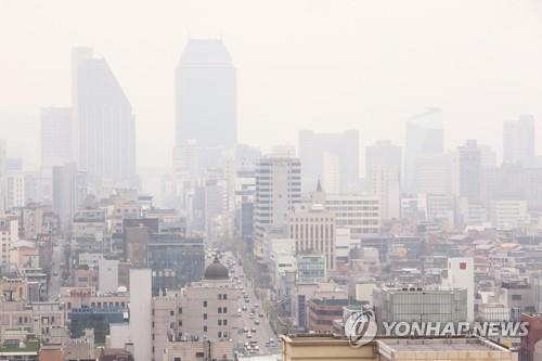 뿌연 미세먼지 사이로 보이는 건물.연합뉴스