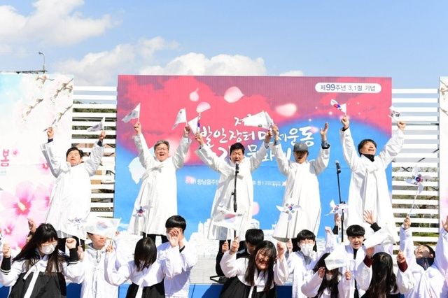 ▲ 7일 제암리 3.1운동 순국기념관에서 열린 제14회 발안장터 만세운동 문화제에서 채인석 화성시장(왼쪽에서 두 번째)과 참여자들이 만세삼창을 하고 있다.화성시 제공