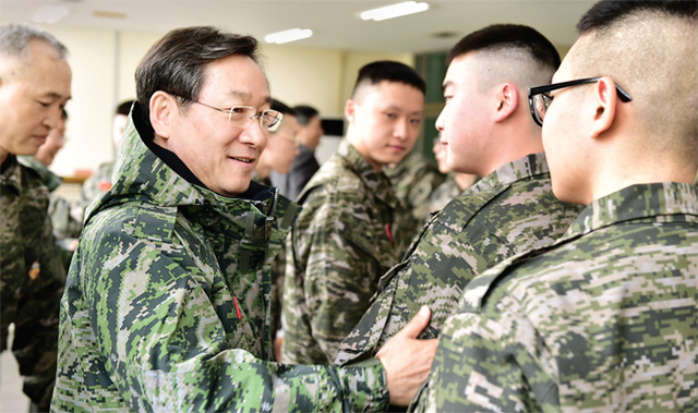 ▲ 유정복 인천시장이 지난 6일 인천시 옹진군 백령도 해병대 제6여단을 방문해 오찬에 앞서 장병들을 격려 하고 있다. 인천시 제공