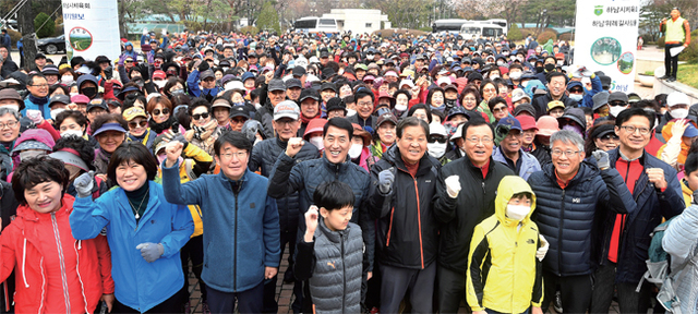 7일 하남시 유니온파크에서 열린 ‘백제가 꿈꾼! 제7회 하남 위례길 걷기대회’에서 (앞줄 왼쪽 네번째부터) 오수봉 하남시장, 신항철 경기일보 대표이사 사장, 이현재 국회의원 등 내빈과 시민들이 출발전 파이팅을 외치고 있다. 5천여 시민이 참여한 이번 행사는 하남시체육회와 경기일보가 주최했다. 김시범·조태형기자
