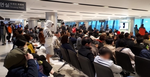 ▲ 짙은 안개로 항공기 이착륙이 지연된 9일 오전 김포공항 3층 출발대기실에서 많은 승객이 비행기 이륙을 기다리고 있다. 독자 제공=연합뉴스