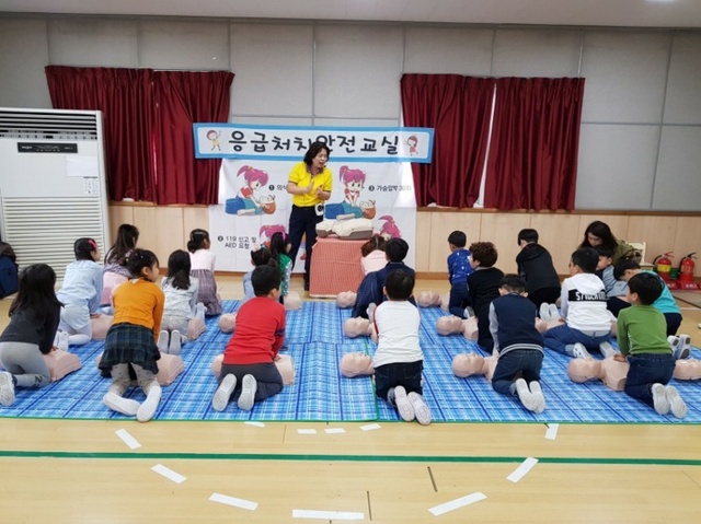 ▲ 성남 관내 초등학교 학생들이 응급처치 체험인 심폐소생술을 배우고 있다. 사진=성남시 제공