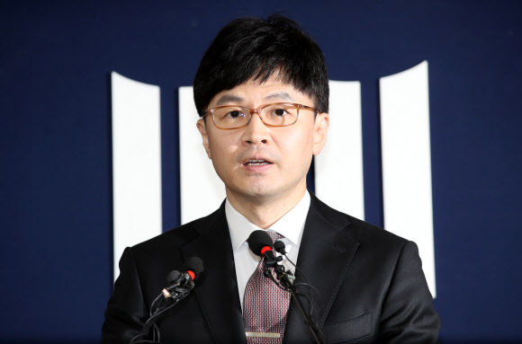 ▲ 한동훈 서울중앙지검 3차장검사가 9일 오후 서울중앙지검에서 110억원대 뇌물수수 의혹 등으로 구속된 이명박 전 대통령에 대한 구속 기소와 중간 수사 결과를 발표하고 있다. 연합뉴스