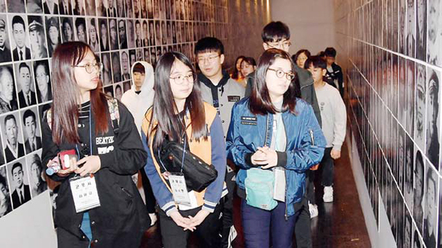 제주 4·3 평화공원 기념관을 찾은 군포시 청소년 탐라역사문화 탐방단원들.