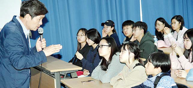 ▲ 제주 아모렉스리조트 세미나실에서 현원학 제주생태학 연구소장으로부터 제주자연생태에 대한 특강을 듣고 있다.