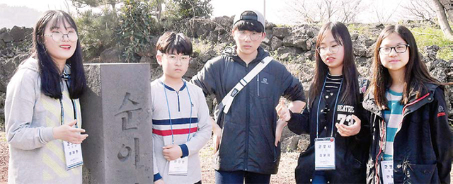 ▲ 현채원(왼쪽부터), 민경빈, 신류민, 김윤지, 안보미 학생이 제주 4·3사건의 배경이 된 소설 ‘순이삼촌’에 대해 대화를 나누고 있다.