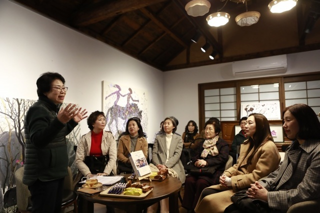 ▲ (04.10)홍미영 인천시장 후보는 9일 중구 서담재에서 예산의 3%를 문화 분야에 사용하는 것을 골자로 한 문화공약을 발표했다.