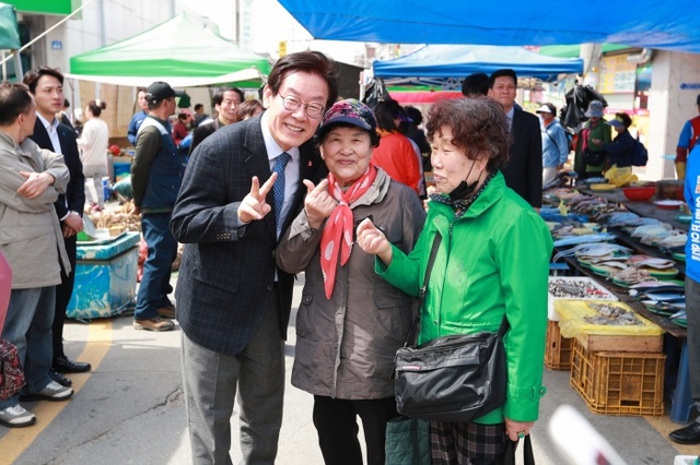 ▲ [사진] 이재명 예비후보, 여주전통시장 방문 9