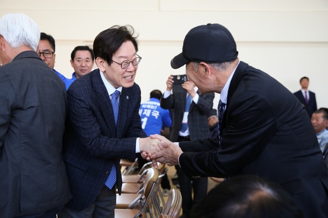▲ 사진_이재명_예비후보,_여주시_노인회장_이취임식_방문_3