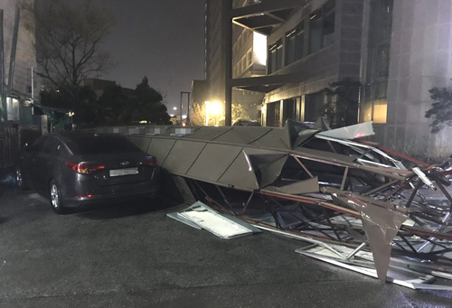 ▲ 강풍경보가 내려진 강원산지와 동해안에 10일 밤 몰아친 강한 바람에 속초시 조양동의 한 교회 시설물이 쓰러지는 피해가 발생했다. 속초소방서는 이날 26건의 강풍피해 현장에서 안전조치를 취했다고 설명했다. 속초소방서 제공=연합뉴스