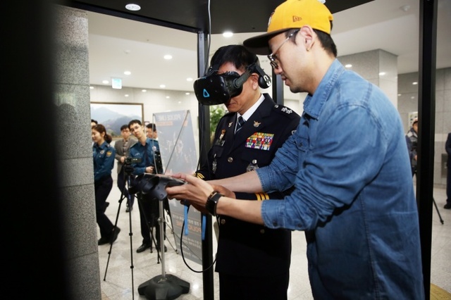 ▲ 11일 김기출 경기북부지방경찰청장이 VR을 활용한 경찰직무 프로그램을 시연하고 있다. 경기북부지방경찰청 제공