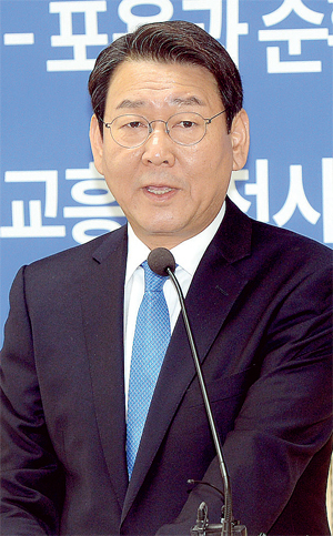 김교흥 예비후보가 11일 인천시청에서 신구도심 간 균형발전의 핵심인 ‘포용과 순환의 도시재생 공약’을 발표 하고 있다. 장용준기자