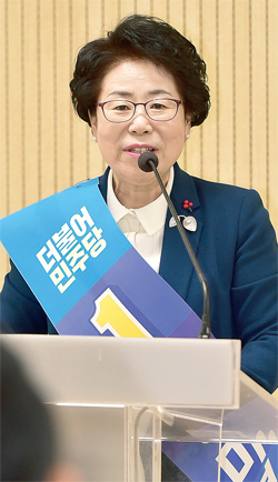 홍미영 예비후보가 사람 중심의 인천을 만들겠다며 각종 정책을 설명하고 있다. 장용준기자