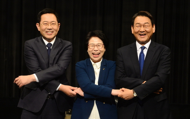 ▲ 12일 오전 6.13지방선거 더불어민주당 인천시장 후보자 경선 토론회가 부천 OBS방송국에서 박남춘의원과 홍미영 예비후보, 김교흥 예비후보(왼쪽부터)가 손을 맞잡고 공정경선을 다짐하고 있다.장용준기자