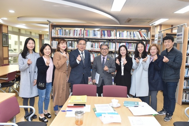 ▲ 4월 13일 이재정 교육감이 평택기계공고를 방문해 교원들과 마이스터고 발전방안에 대해 이야기를 나누고 기념촬영을 했다