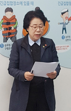 홍미영 인천시장 후보가 세월호 참사 4주기를 하루 앞둔 15일 부평안전체험관에서 스마트안전도시 인천 공약 기자회견을 하고 있다.