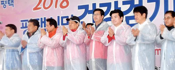 공재광 평택시장, 신항철 경기일보 대표이사 사장, 원유철, 유의동 국회의원, 김윤태 평택시의회 의장 등 내빈들이 참가자들에게 인사하고 있다.