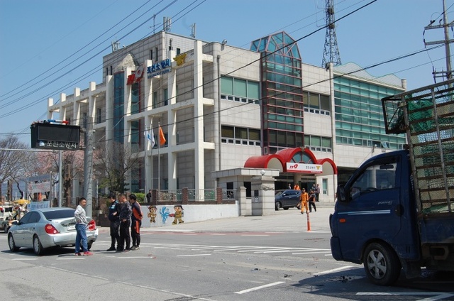 ▲ 포천소방서 앞에서 긴급 소방차 출동시 정지선에 서 있는 차를 1t 화물차가 들이받는 사고가 발생했다. 김두현 기자