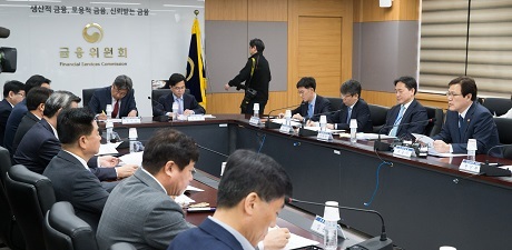▲ 금융위원회는 16일 각 업권별 협회장 등이 참석한 전 금융권 가계부채관리간담회를 열고 2018년 가계부채 위험요인 점검 및 향후 체계적인 가계부채 관리를 위한 대응방안 등을 논의했다. 사진/금융위원회