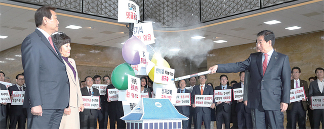 ▲ 한국당, 댓글공작 규탄 퍼포먼스 자유한국당 김성태 원내대표 등 참석 의원들이 16일 오후 국회 본관 로텐더홀에서 댓글공작 등을 규탄하는 퍼포먼스를 벌이고 있다. 연합뉴스