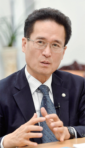 ▲ 자유한국당 함진규 정책위의장이 “남경필 경기지사는 다양한 경험과 사회적 약자의 어려움을 잘 이해하고 공감과 경청, 문제해결의 자세를 가지고 있어 경기도 발전을 이끌 적임자”라고 밝히고 있다. 전형민기자