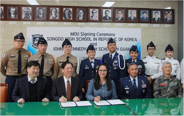 ▲ 송도고와 John F. Kennedy High School 간에 MOU 를 체결하고 있다