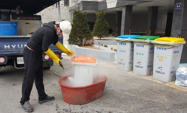 ▲ 2서구, 음식물류폐기물 공동배출용기 세척으로 주민들 큰 호응