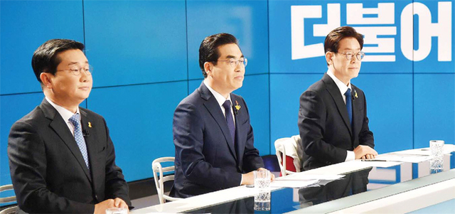▲ 제7회 전국동시지방선거 더불어민주당 경기도지사 후보자 경선 TV토론회가 진행된 17일 서울 sbs 목동스튜디오에서 후보자들이 긴장된 표정으로 토론회 시작을 기다리고 있다. (왼쪽부터) 전해철 의원, 양기대 전 광명시장, 이재명 전 성남시장. 김시범기자