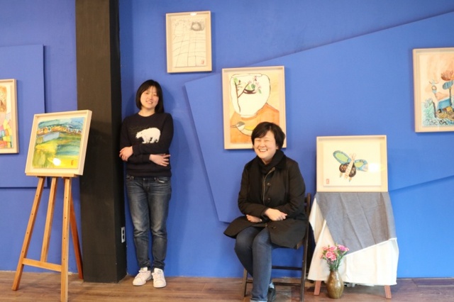 ▲ 작품 앞에서 포즈를 취한  다냐양과  엄마 김윤주씨