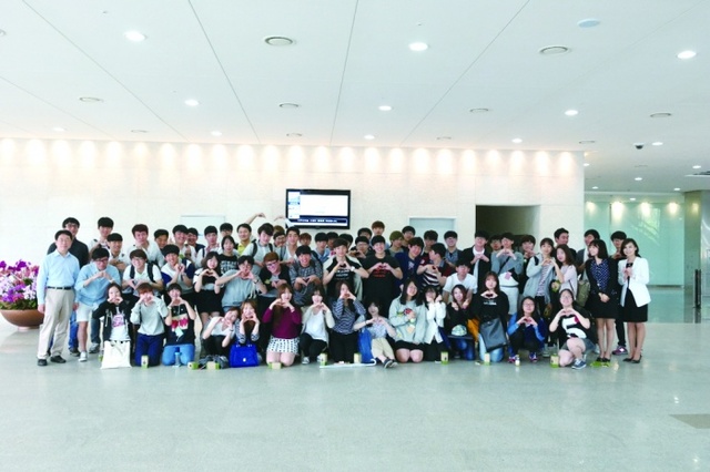 ▲ 가천대 소프트웨어학과 학생들이 기업에서 현장실무 교육을 마친 뒤 기념촬영을 하고 있다. 사진=가천대학교 제공