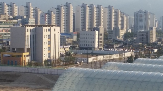 ▲ 공사도중 오염토양이 발견돼 중단된 경기북부소방본부 합동청사부지(펜스안) . 그 옆 비닐하우스는 유류기지 토양을 1지역기준에 맞춰 정화하는 시설