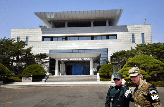 ▲ 남북정상회담을 일주일여 앞둔 파주 공동경비구역(JSA) 판문점에 긴장감이 감돌고 있다. 지난 18일 남북정상의 회담장인 판문점 평화의 집이 취재진에게 공개되고 있다. JSA 관계자는 “남북정상회담 관련 실무접촉이 계속되고 있는 현상황에서 자칫 우발상황이 발생할까 우려돼 남북 경비병들 모두 극도의 긴장 속에 경비를 서고 있다”고 말했다. 김시범기자