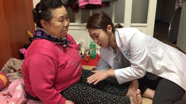 ▲ 분당제생병원 재활의학과 의사가 관절염이 있는 어르신의 상태를 진단 중이다. 사진=성남시 제공