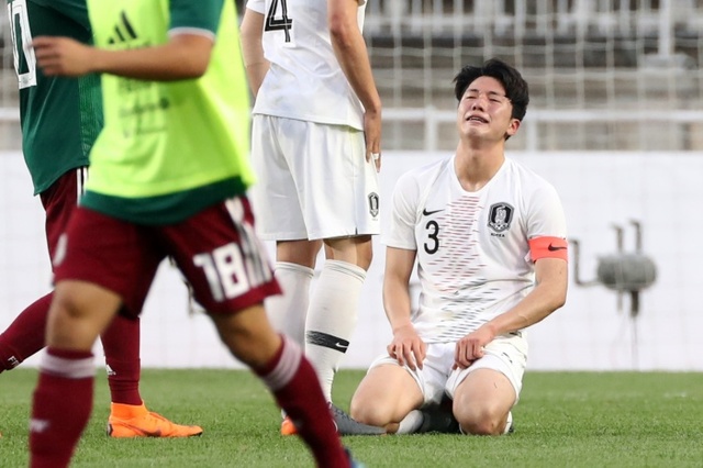 ▲ 20일 수원월드컵경기장에서 열린 2018 수원 JS컵 U19 국제청소년 축구대회 한국과 멕시코의 경기. 멕시코에게 1대4로 패한 한국 주장 이재익이 끝내 눈물을 보이고 있다.연합뉴스