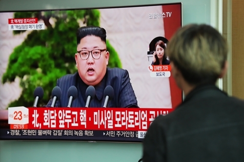 ▲ 21일 오전 서울역에서 한 시민이 북한 핵실험장 폐기 관련 방송을 시청하고 있다.  /연합