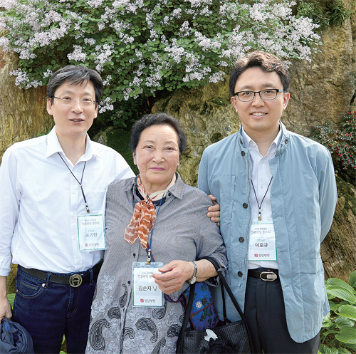 ▲ 조기현 병원장과 환우들_출발전 병원에서 인사하는 모습