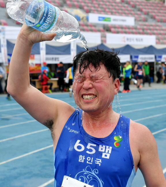크기변환_제16회 경기마라톤대회 범180422 (35).jpg