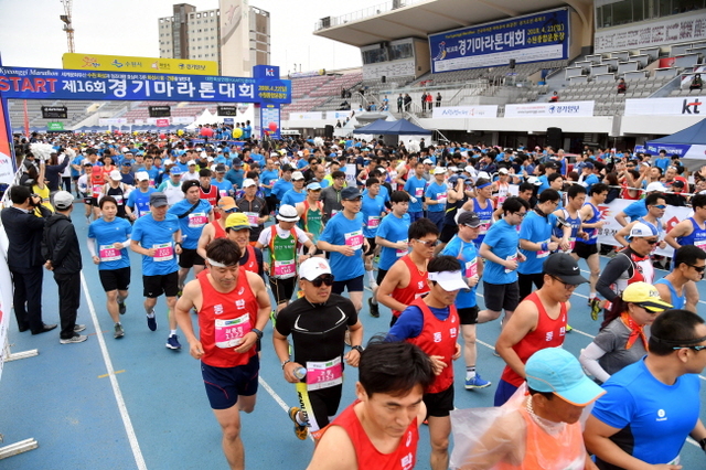 제16회 경기마라톤대회가 열린 22일 수원종합운동장에서 각 코스별 출전자들이 힘차게 출발하고 있다. 마라토너와 자원봉사자 등  2만여 명이 참여한 이번 행사는 경기일보 주최, 경기도육상연맹, 수원시육상연맹이 주관했다. 김시범기자