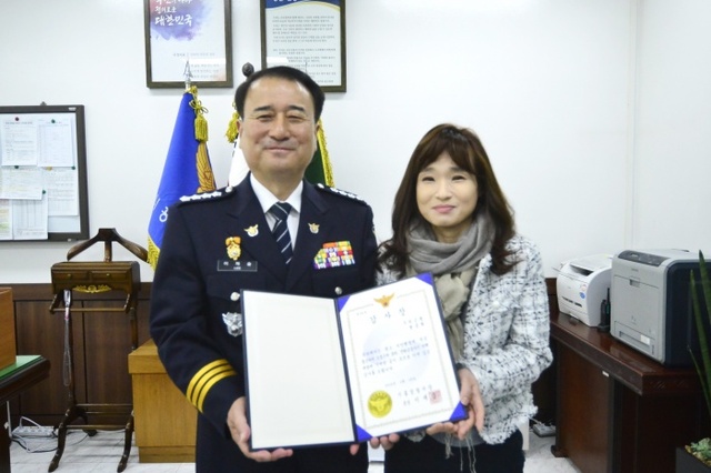▲ 시흥서, 보이스피싱 예방 감사장 수여