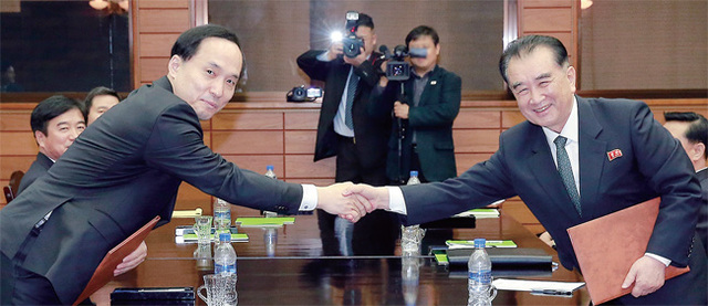 ▲ 3차 실무회담 합의서 교환하는 남북 남북정상회담 경호의전보도 분야 3차 실무회담 남측 수석대표인 김상균 국정원 2차장(왼쪽)과 북측 수석대표인 김창선 국무부 위원이 23일 오후 판문점 북측 지역 통일각에서 열린 3차 회의를 마친 뒤 합의서를 교환하고 있다. 청와대 제공