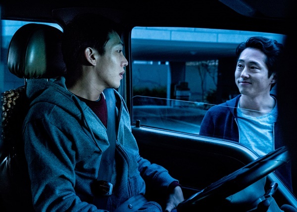 ▲ 스티븐연과 유아인의 케미가 돋보인 영화 '버닝'의 한 장면. 파인하우스필름 제공