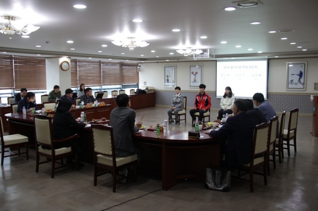 ▲ 경기스포츠과학센터가 24일 경기도체육회관에서 관계기관 5명과 대학 관계자 2명, 한국스포츠정책과학원(구 한국스포츠개발원) 관계자 1명 등이 참석한 가운데, ‘제1차 스포츠과학운영위원회’를 개최했다. 경기도체육회 제공