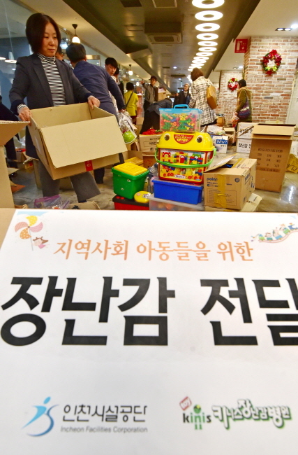 ▲ 24일 오전 '지역사회 아동들을 위한 장난감 기부행사'가 열린 인천시 남구 주안시민지하상가에서 인천지역 아동기관 관계자들이 장난감을 고르고 있다. 이들 장난감은 인천지역 장난감 무료 수리 기관인 '키니스 장난감병원'에서 기증받은 것으로 소외된 지역 아동들에게 전달될 예정이다.장용준기자