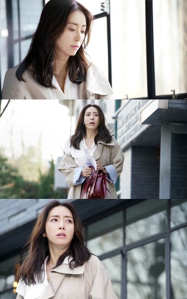 ▲ '시크릿 마더' 송윤아 촬영 장면.  SBS 제공