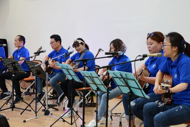 ▲ 영흥면 주민들로 구성된 통기타 동호회 솔향기가 늘푸른센터에서 공연을 하고 있다