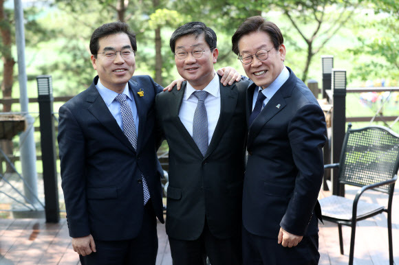 ▲ 이재명 더불어민주당 경기도지사 후보(오른쪽)가 25일 오후 경기도 수원시 팔달구 달보드레에서 경선에 함께 했던 전해철 의원(가운데), 양기대 전 광명시장을 만나 어깨동무 하고 있다. 연합뉴스