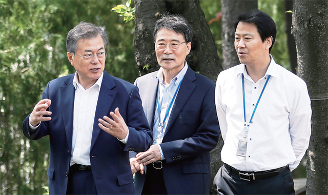 ▲ 점심식사 후 산책하는 문 대통령 문재인 대통령이 남북정상회담을 이틀 앞둔 25일 오후 청와대 여민2관 구내식당에서 점심을 마친 뒤 임종석 비서실장(오른쪽), 장하성 정책실장과 산책하고 있다. 청와대 제공
